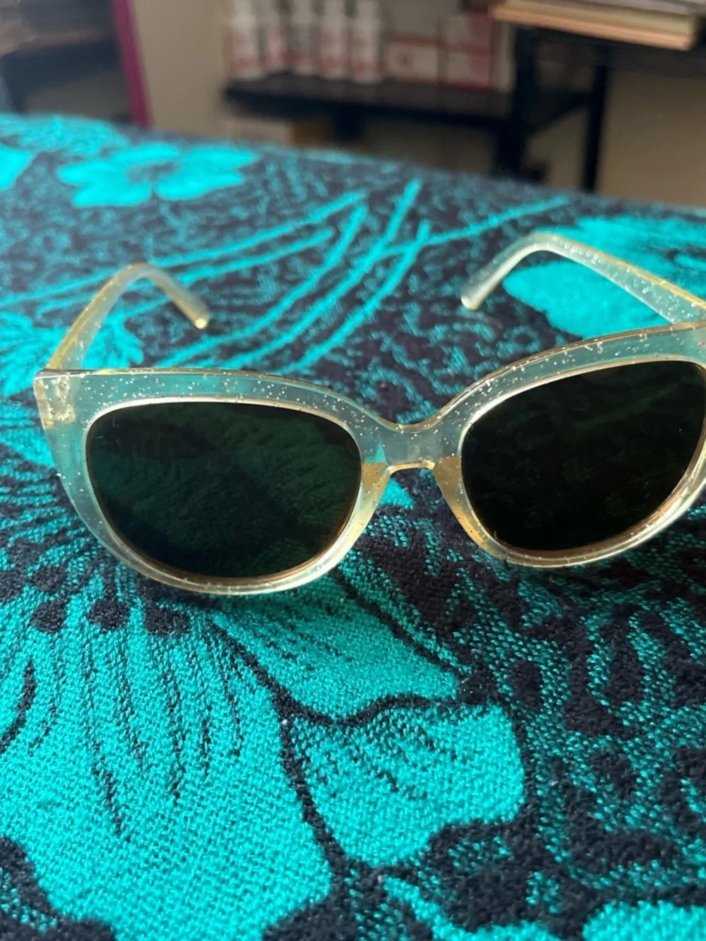 Clear Glitter Cat-Eye Sunglasses - Clear